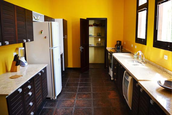 A cozinha ensolarada tem grandes armários e uma espaçosa despensa