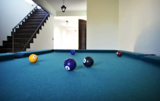 A casa oferece diversos entretenimentos como uma mesa de bilhar e ping-pong