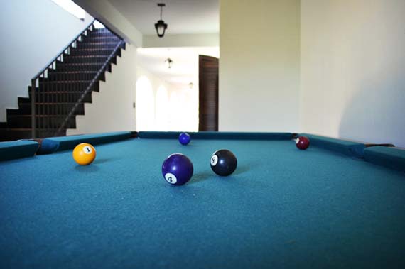 A casa oferece diversos entretenimentos como uma mesa de bilhar e ping-pong