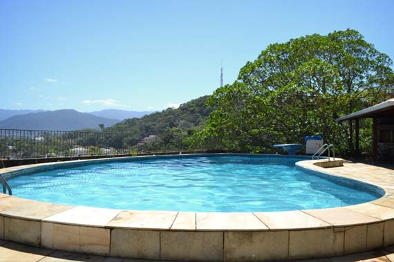 Larga piscina rodeada por jardins luxuriantes